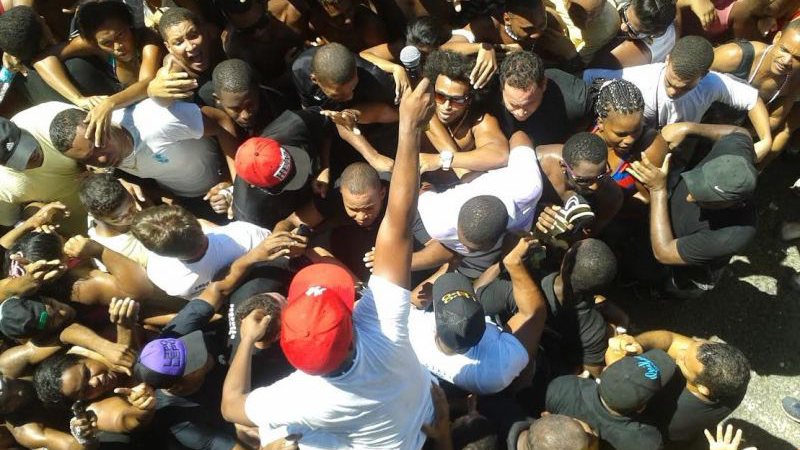 Imagem Assista: Márcio Vítor arrasta multidão e conversa com Bocão News