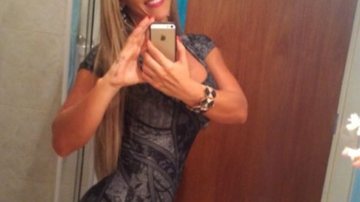 Imagem Embalado a vácuo: Denise Rocha posta foto usando vestido grudado