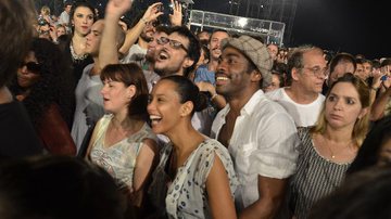 Imagem Lázaro Ramos e Tais Araújo curtem show de Gil abraçadinhos 