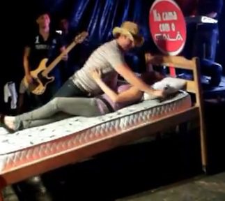 Imagem Vídeo: cantor leva cama para o palco e simula sexo com fãs