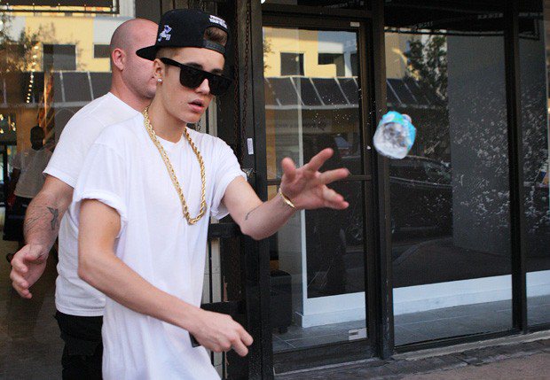 Imagem Revoltado: Justin Bieber atira garrafa de água em paparazzi