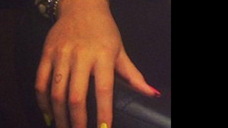 Imagem Para Neymar? Bruna Marquezine tatua coração no dedo