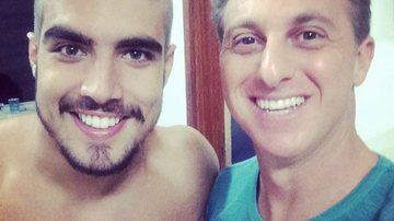 Imagem Caio Castro raspa a cabeça com Luciano Huck