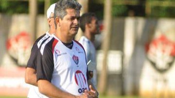 Imagem Ney Franco observa reservas em reapresentação do Vitória