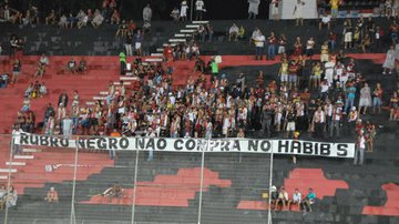 Imagem Torcida do Vitória protesta contra o Habib’s