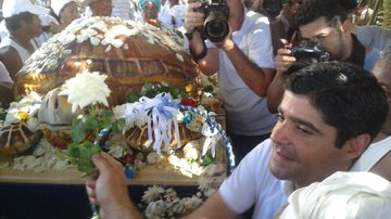 Imagem Sem falar sobre candidato ao Governo, Neto enaltece Iemanjá: já botei minha flor