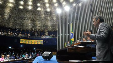 Imagem Aécio diz no Senado que caiu máscara do governo petista