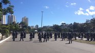 Imagem Manifestantes conseguem passar por barreira da PM e a passeata segue