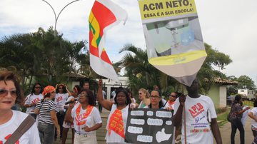 Imagem &#039;Professor na rua, Bacelar, a culpa é sua&#039;, protestam educadores