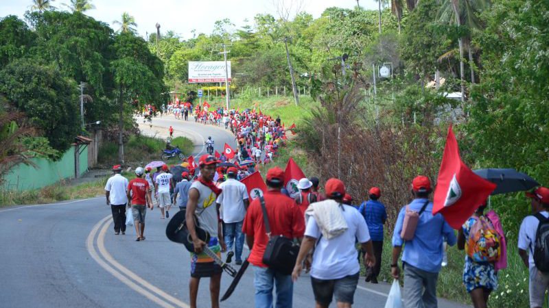 Imagem Idosos, mulheres e crianças marcham pelo Abril Vermelho