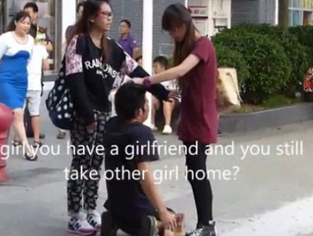 Imagem Vídeo: por traição, jovem faz namorado ajoelhar e o estapeia no meio da rua 