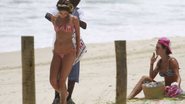 Imagem Thaila Ayala fuma cigarro suspeito na praia