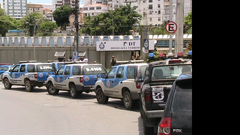 Imagem Policiais civis do Complexo dos Barris cruzam os braços