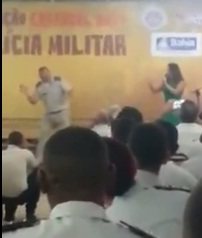 Imagem Assista: em evento da Polícia Militar, major dança Lepo-Lepo no palco