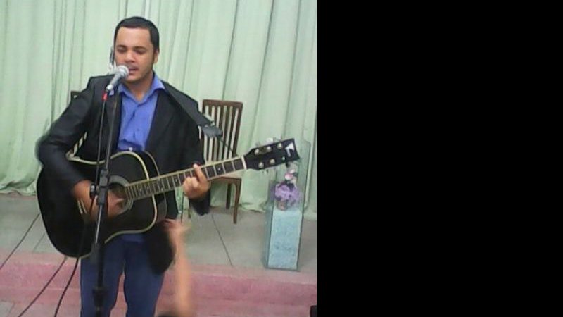 Imagem Mais magro, Marcio Moreno aparece cantando em igreja