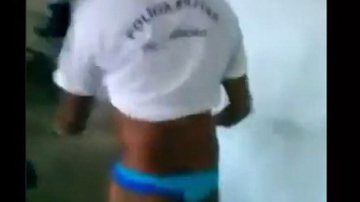 Imagem Assista: aluno da PM dança de sunga no vestiário e vídeo vaza  