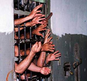 Imagem Juiz manda soltar homicidas e estupradores por falta de comida na cadeia