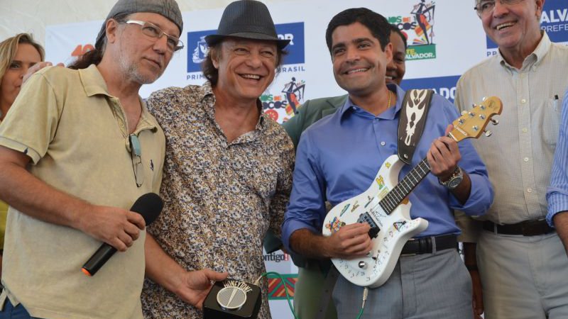 Imagem Armandinho presenteia Neto com guitarra baiana