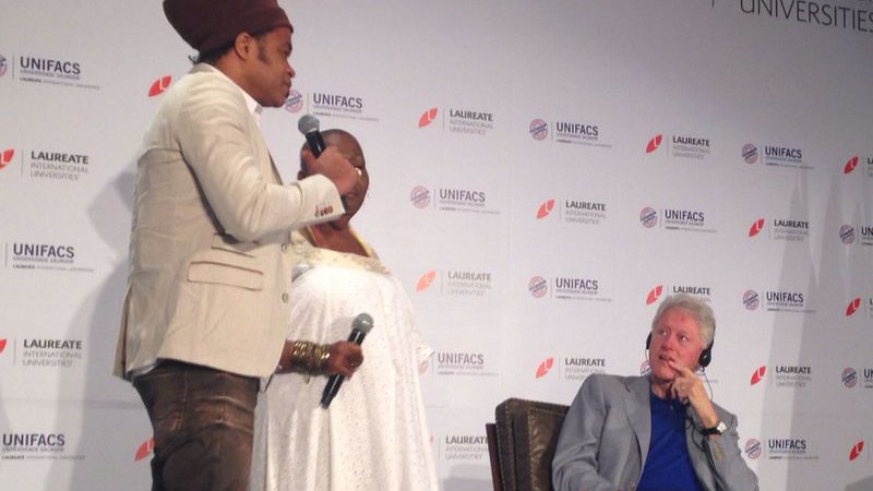 Imagem Virgínia Rodrigues e Carlinhos Brown dividem palco com Bill Clinton em Salvador