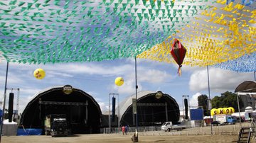 Imagem Cores da seleção e arco-íris de bandeirolas levam beleza a Santo Antônio