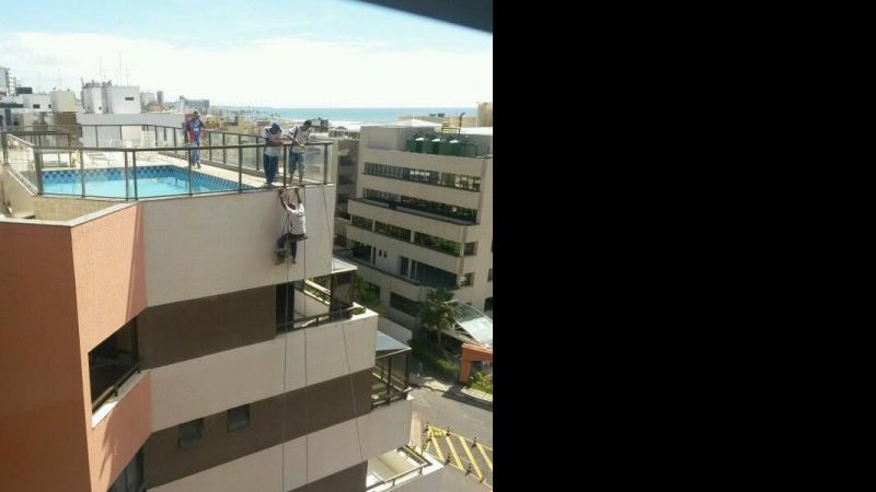 Imagem Você repórter: homem trabalha em prédio nas alturas sem equipamento de proteção