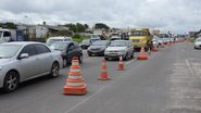 Imagem  O buraco é mais embaixo: cratera aumenta e congestionamento também