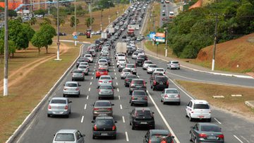 Imagem Carro capota e complica trânsito na Paralela