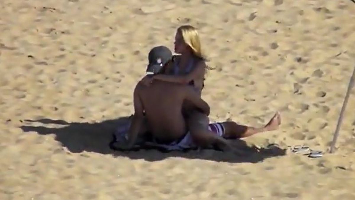 Casal flagrado transando na praia