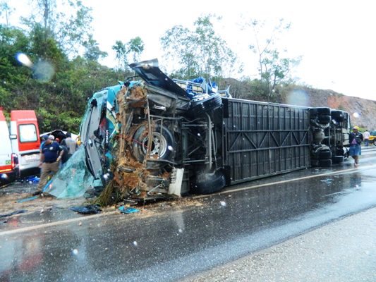 Imagem Ônibus de turismo vira e deixa um morto em Itapebi