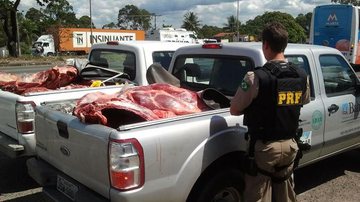 Imagem PRF apreende uma tonelada de carne na BR-324