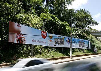 Imagem Empresas veteranas arrematam lotes em polêmica licitação de outdoors  