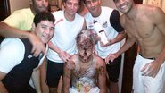 Imagem Neymar leva &quot;banho&quot; de chocolate e farinha no Santos