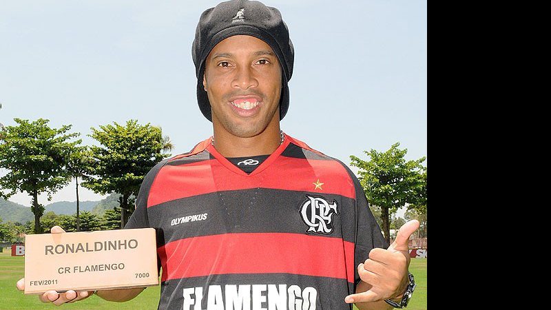 Imagem Fla promete devolver dinheiro de tijolinhos comprados por Ronaldinho