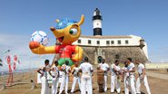 Imagem Sob olhares desconfiados, Mascote da Copa chega a Salvador