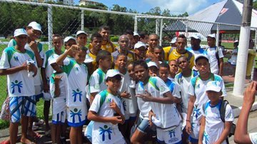 Imagem Crianças do projeto Ara Ketu visitam treino do Vitória