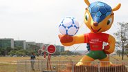 Imagem Mascote da Copa de 2014 é esfaqueado em Brasília