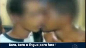 Imagem Em Pernambuco, policiais obrigam presos a trocar beijos 