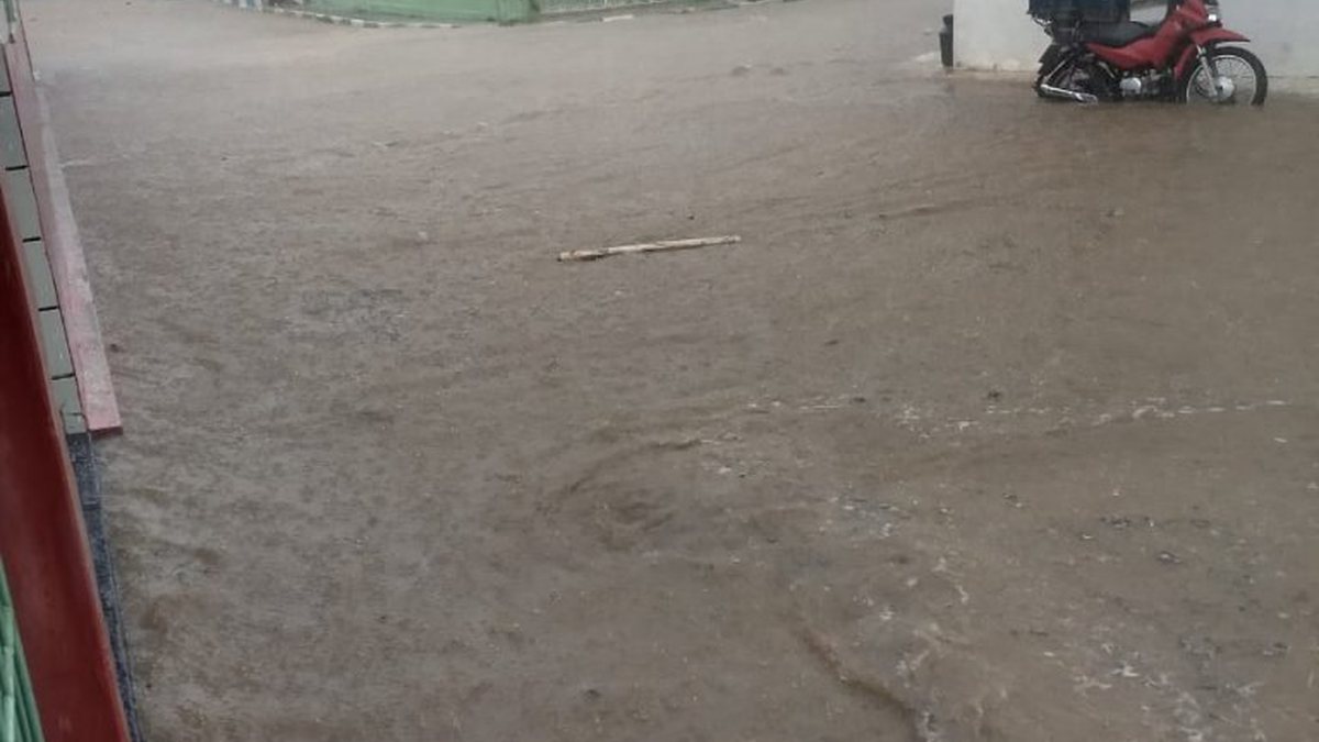 Chuva Forte: Rio Transborda e Alaga Ruas em várias Cidades da Região  Nordeste de Minas.  Chuva Forte: Rio Transborda e Alaga Ruas em várias  Cidades da Região Nordeste de Minas. Balanço