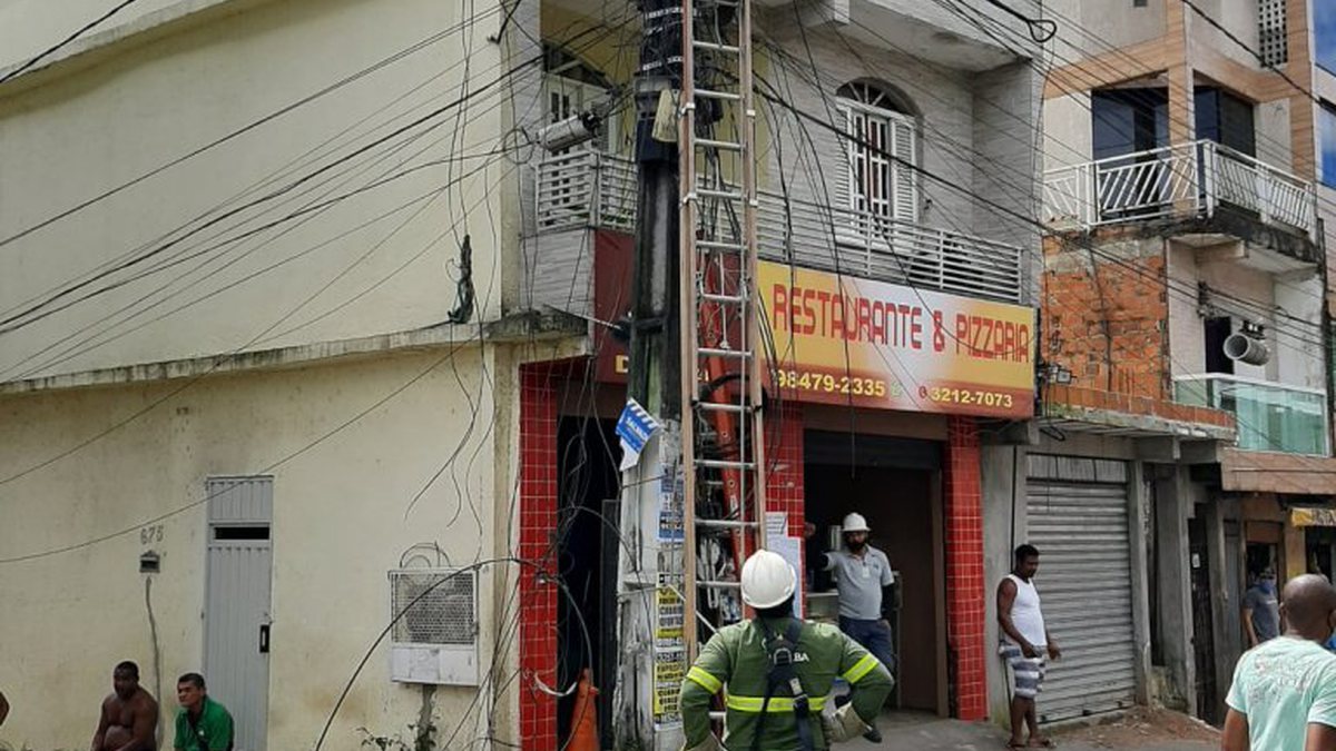 Moradores Ficam Sem Energia Elétrica Após Caminhão Arrastar Fios No