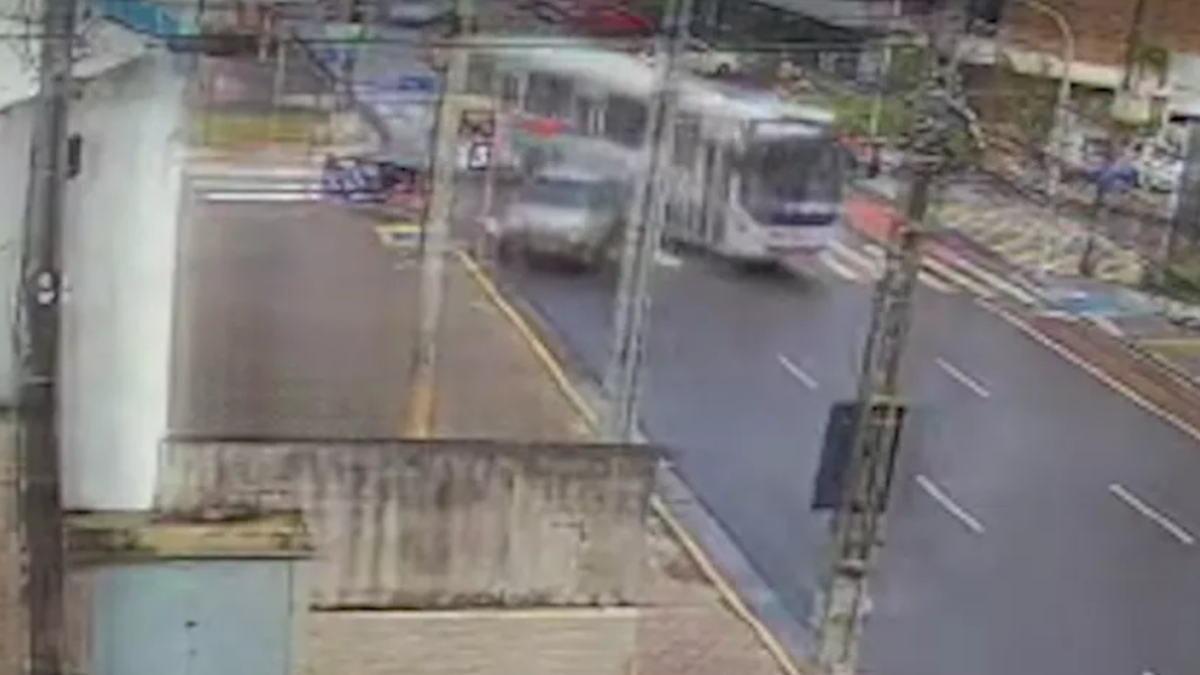 Vídeo Carro bate em ônibus em cruzamento após semáforo falhar