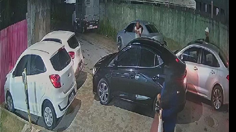 V Deo Policial Reage A Tentativa De Assalto E Troca Tiros Com Suspeito Em Salvador