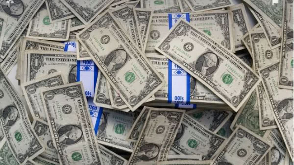 Dólar interrompe sequência de ganhos após BC voltar a marcar