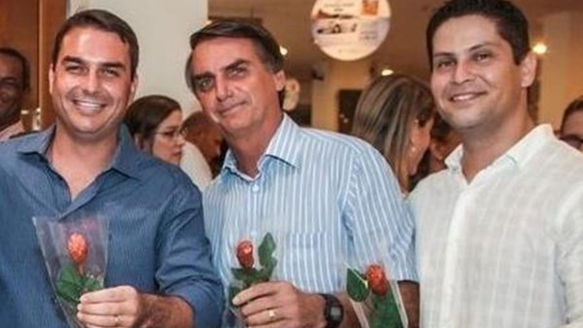 Ex Sócio De Flávio Bolsonaro Ameaça Delatar Senador Diz Colunista 