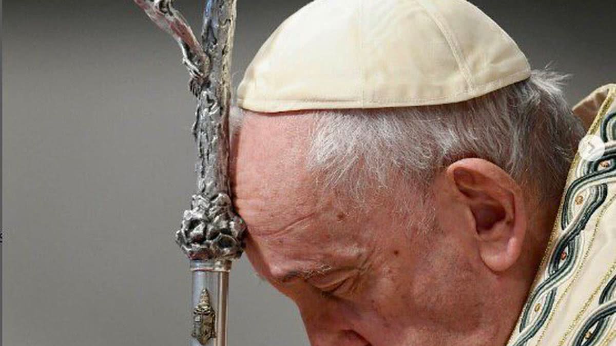 Papa Francisco é internado para passar por cirurgia de emergência