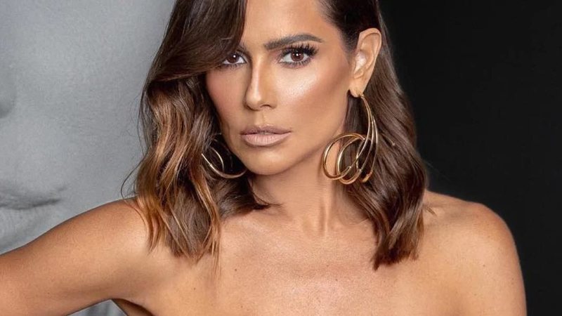 Deborah Secco exibe corpão durante folga na praia veja fotos