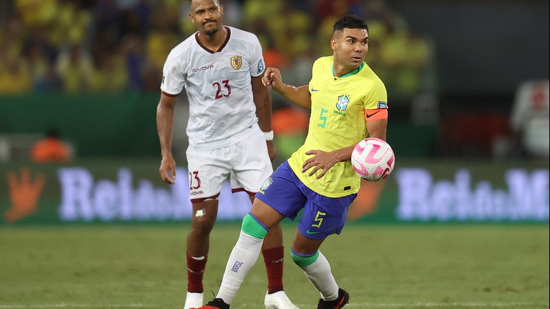 Casemiro enforca adversário e é expulso em jogo do Manchester United