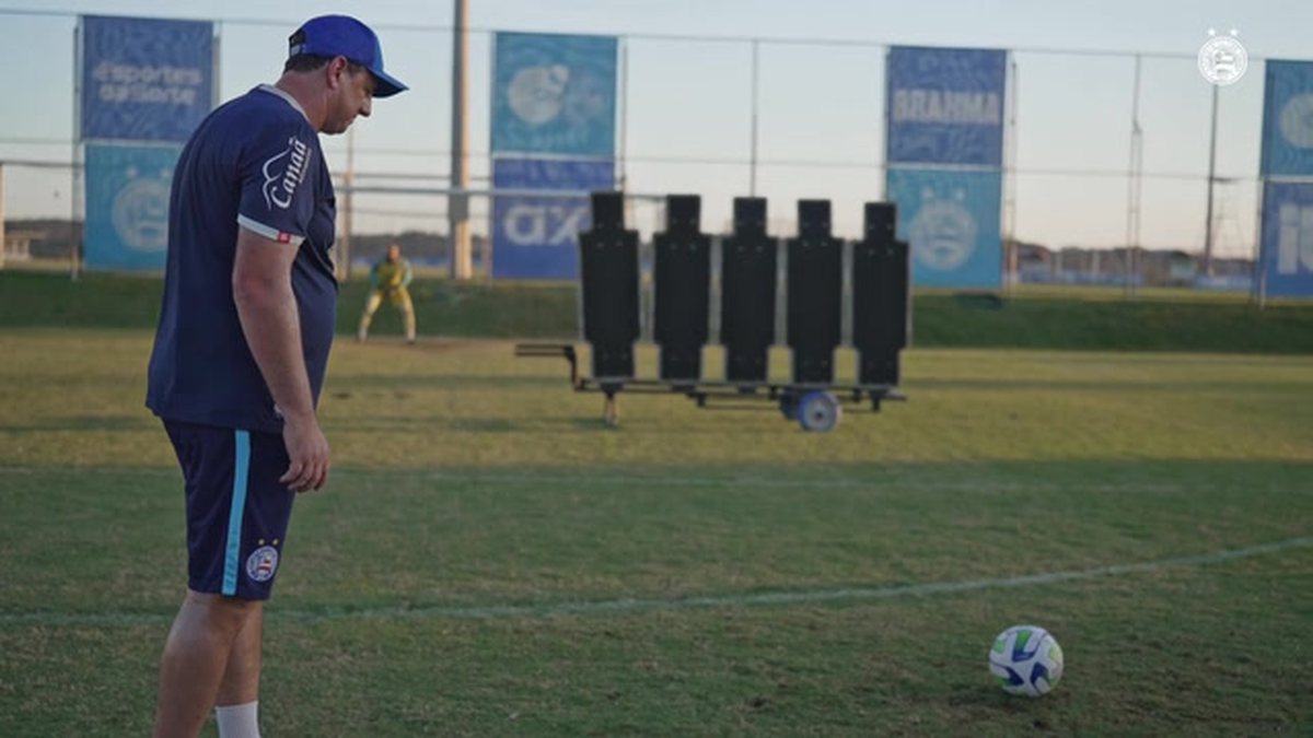 Goleiros do Bahia treinam cobranças de falta em trabalho com Rogério Ceni 