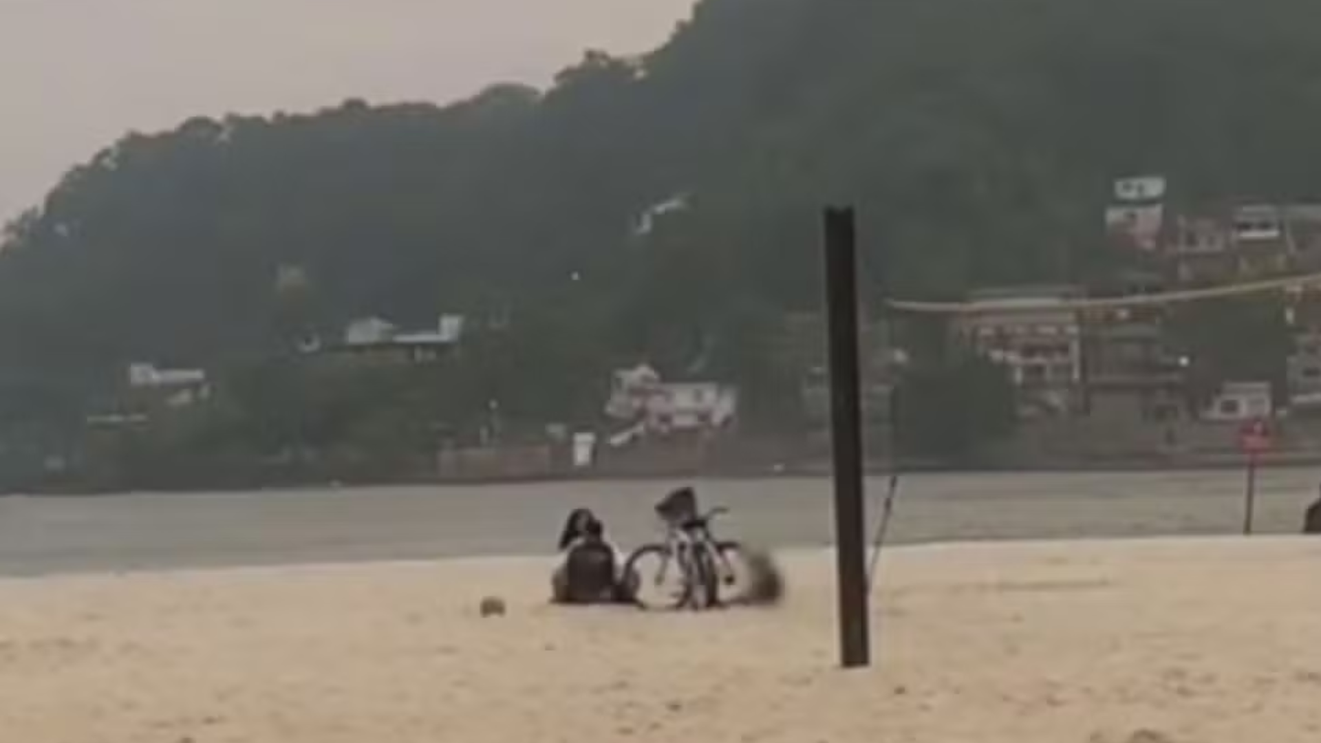 Vídeo flagra casal fazendo sexo ao lado de criança em praia