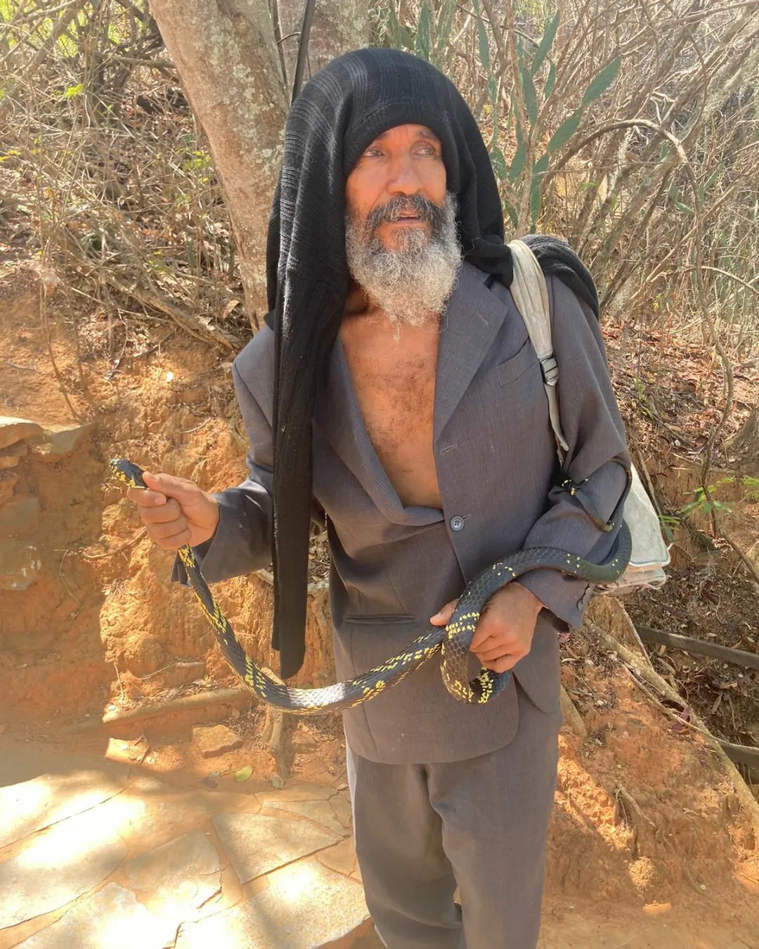 Joás Brandão com uma cobra caninana do papo amarelo