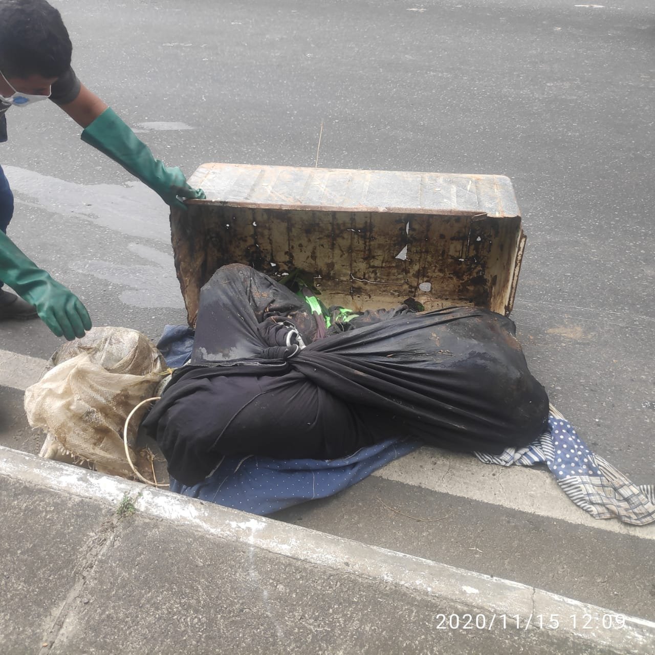 Corpo Esquartejado é Encontrado Enrolado Em Lençol Na Via Expressa